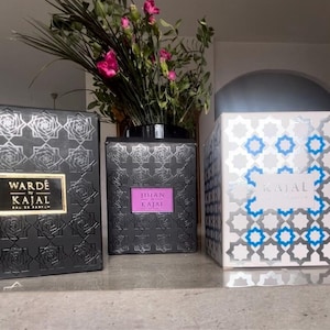 Può includere: Una tazza di ceramica bianca con un manico nero e la scritta "But First, Coffee" in stile scritto a mano. La tazza è su una superficie bianca. La tazza è alta circa 10 cm.