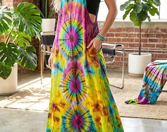 Vestido largo estilo boho hippie tie-dye para festivales, vestido de verano sin espalda vibrante.