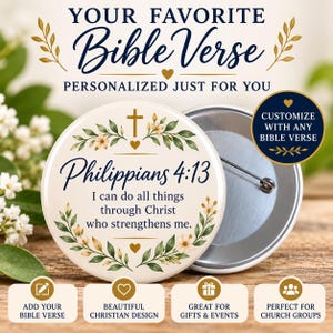 Puede incluir: Una chapa redonda con fondo crema, una corona floral, una cruz dorada y el texto Philippians 4:13 I can do all things through Christ who strengthens me. La parte posterior muestra un mecanismo de alfiler de metal.