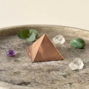 PIRÁMIDE DE COBRE VASTU 5 cm – Estabilidad y protección Pirámide Vastu de cobre de cuatro lados hecha a mano Sector Sur/Suroeste Pyramana369Works