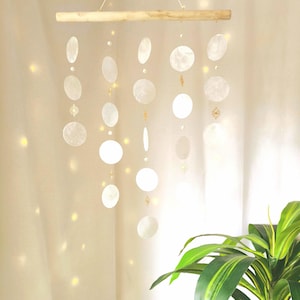 Campanilla de viento PAZ FLOTANTE - Móvil artesanal hecho de discos de concha blanca, adornos dorados y perlas - perfecto como regalo para el Día de la Madre
