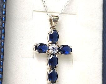 Collar con colgante de cruz de zafiro azul en plata de ley 925 con cadena de 45 cm. Collar con piedra de nacimiento de septiembre. Joyería religiosa. Regalo para ella.