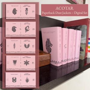 以下が含まれることがあります： 黒いイラストと「ACOTAR Paperback Dust Jackets - Digital Set」のテキストが入ったピンク色の文庫本セット。本は暗い棚に配置されています。本の背表紙には装飾的なデザインとタイトルが描かれています。
