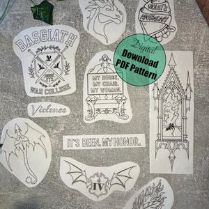 Könnte beinhalten: Eine Sammlung von schwarz-weißen digitalen PDF-Mustern, darunter Drachenillustrationen, der Text "BASGIATH WAR COLLEGE" und "VIOLET'S APOTHECARY". Die Designs befinden sich auf einer grauen Oberfläche.