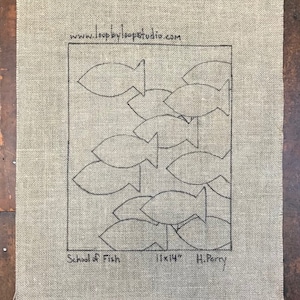 Puede incluir: Una tela de arpillera con un contorno negro de una escuela de peces. La tela mide 11x14 pulgadas y es de H. Perry. El sitio web www.loopbyloopstudio.com está impreso en la tela.