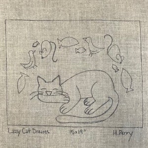 Puede incluir: Un dibujo en blanco y negro de un gato durmiendo con peces y pájaros a su alrededor. El dibujo está sobre una tela de lino beige. El texto "Lazy Cat Dreams" y "15x19" están en la parte inferior del dibujo. El texto "H. Perry" está en la parte inferior derecha del dibujo.