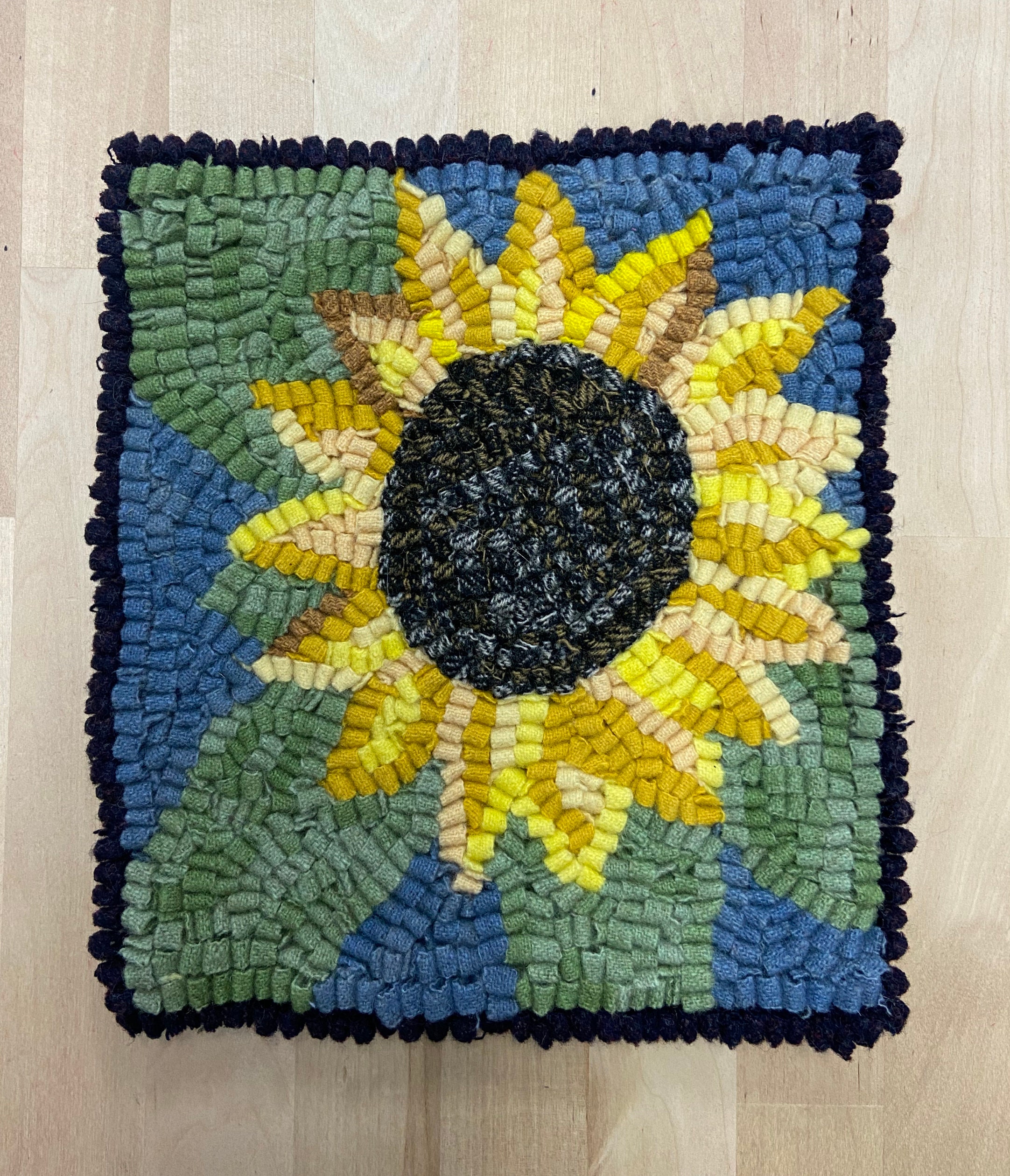 DIY Wool Rug Hook Kit - The Sunflower Complete 7.5 by 8.5 inch Primitive  Beginner Rug Making Kit