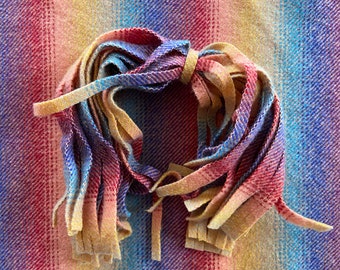 Tiras de lana arcoíris: amarillo, verde, naranja - Para tejer alfombras y acolchar.