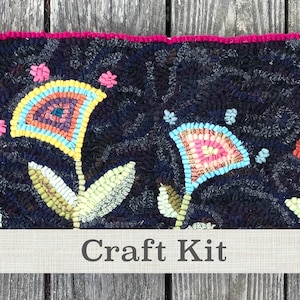 Kite Flowers-haakset voor vloerkleed: compleet primitief ontwerp (11 x 29 inch)