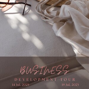 Op de afbeelding: Een strooien zonnehoed, zonnebril en een draagtas liggen op een lichtgekleurd oppervlak. De zonnebril heeft een schildpadpatroon. De afbeelding bevat de tekst "BUSINESS DEVELOPMENT TOUR 14 Jul, 2025 - 19 Jul, 2025."