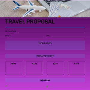 Op de afbeelding: Een paars reisvoorstel sjabloon met tekstvelden voor bestemming, data, reis hoogtepunten en routebeschrijving. Een speelgoedvliegtuig, laptop, geld en creditcard staan op de achtergrond.