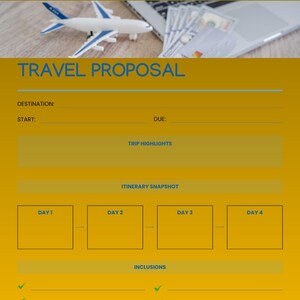 Op de afbeelding: Een gele reisvoorstel sjabloon met blauwe tekst en lijnen. De tekst luidt "TRAVEL PROPOSAL", "DESTINATION", "START", "DUE", "TRIP HIGHLIGHTS", "ITINERARY SNAPSHOT", "INCLUSIONS" en "CONTACT INFO". Een speelgoedvliegtuig en een laptop staan op de achtergrond.