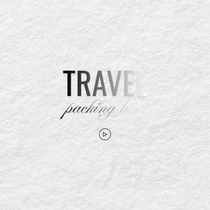 Op de afbeelding: Een witte, getextureerde achtergrond met de woorden "TRAVEL packing list" in een zwart-grijze lettertype. Onder de tekst staat een afspeelknop-pictogram.