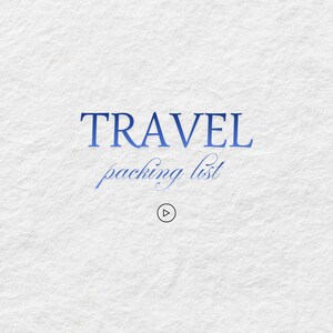Op de afbeelding: Witte getextureerde achtergrond met het woord "TRAVEL" in blauw script, gevolgd door "packing list" in een kleiner, cursief lettertype. Een zwarte cirkel met een witte driehoek erin staat onder de tekst.
