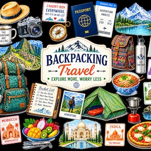 Op de afbeelding: Een verzameling reis-illustraties met een centraal bord met de tekst Backpacking Travel Explore More, Worry Less, omringd door een rugzak, tent, camera, paspoort, kompas, wandelschoenen, voedsel en diverse ansichtkaarten van bestemmingen.