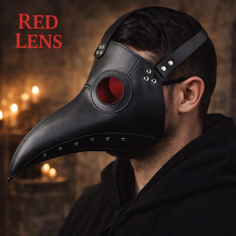 Op de afbeelding: Een zwart leren pestdoktermasker met rode lenzen. Het masker heeft een lange, gebogen snavel en wordt vastgezet met riemen. De tekst "RED LENS" wordt in rode letters linksboven weergegeven.