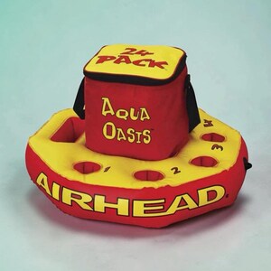 Puede incluir: Un enfriador flotante inflable rojo y amarillo con el texto "AIRHEAD" y "Aqua Oasis". Incluye una tapa roja con el texto "24 PACK" y varios portavasos. Perfecto para un d&iacute;a en el agua.