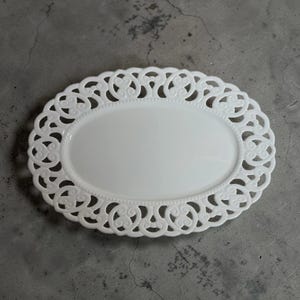 Puede incluir: Un conjunto de tres botes de cerámica con tapas, con un diseño floral azul y blanco. El más grande mide aproximadamente 20 cm de altura. Están colocados sobre una superficie blanca.