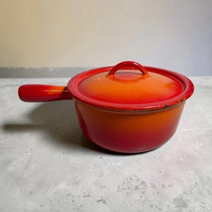 Panela vintage Orange Flame Decoware FE-18 em ferro fundido com tampa, década de 1960, Bélgica.