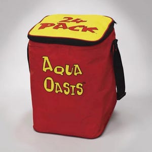 Puede incluir: Una bolsa nevera roja con la parte superior amarilla y el texto "24 PACK". La bolsa tiene una correa negra para el hombro y las palabras "Aqua Oasis" en amarillo. La nevera est&aacute; dise&ntilde;ada para transportar bebidas.