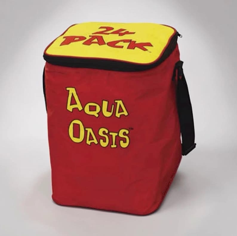 Puede incluir: Una bolsa nevera roja con la parte superior amarilla y el texto "24 PACK". La bolsa tiene una correa negra para el hombro y las palabras "Aqua Oasis" en amarillo. La nevera est&aacute; dise&ntilde;ada para transportar bebidas.