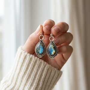 Pendientes colgantes de plata de ley con labradorita en forma de pera – Joyería bohemia con piedras preciosas