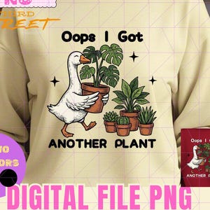 Peut inclure: Sweat-shirt crème avec un graphisme représentant une oie de dessin animé portant une plante en pot, entourée d'autres plantes en pot. Le texte dit "Oops I Got Another Plant." Comprend un petit graphique avec des options de couleurs et le texte "DIGITAL FILE PNG."