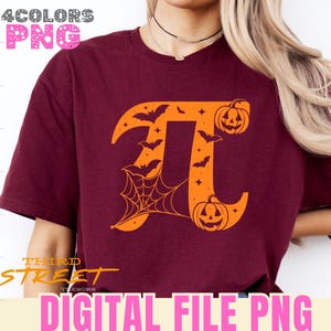 Peut inclure: T-shirt bordeaux avec un symbole Pi orange décoré de chauves-souris, de citrouilles et d'une toile d'araignée. Le t-shirt porte les inscriptions "4COLORS PNG", "THIRD STREET TEESORS" et "DIGITAL FILE PNG".