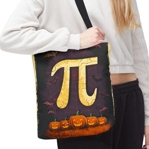 Peut inclure: Sac fourre-tout noir avec un motif d'Halloween. Le motif comprend un symbole Pi jaune, des chauves-souris, une toile d'araignée et des citrouilles sculptées. Le sac a une sangle noire pour le transport.