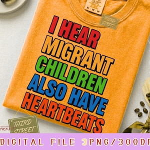 Peut inclure: Un t-shirt jaune moutarde avec un col rond et une étiquette de marque Comfort Colors. Le t-shirt présente le texte I HEAR MIGRANT CHILDREN ALSO HAVE HEARTBEATS imprimé dans un design empilé et multicolore avec des lettres rouges, jaunes, vertes et bleues.