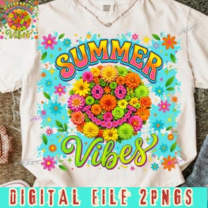 Peut inclure: Un t-shirt couleur crème avec une impression graphique représentant un visage souriant composé de fleurs colorées variées. Le texte "SUMMER" apparaît dans une police audacieuse multicolore au-dessus, et "Vibes" est écrit en vert vif en dessous.
