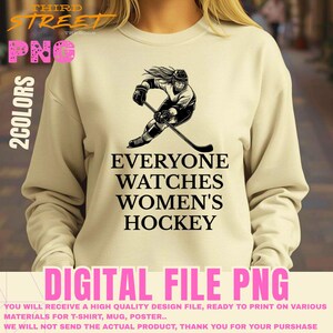 以下が含まれることがあります： ベージュのスウェットシャツ。黒と白のホッケー選手のイラストが描かれています。テキスト「EVERYONE WATCHES WOMEN'S HOCKEY」が下に印刷されています。「DIGITAL FILE PNG」の文字がピンク色で表示されています。左上には「THIRD STREET PNG」の文字があります。