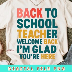 Peut inclure: Un t-shirt couleur crème avec le texte BACK TO SCHOOL TEACHER WELCOME BACK I'M GLAD YOU'RE HERE en lettres capitales rouges, bleu sarcelle foncé et jaunes. Le petit logo THIRD STREET est imprimé en noir sur le côté inférieur gauche.