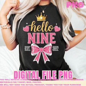 Peut inclure: T-shirt noir avec le texte "hello NINE" en or et rose, une couronne dorée et un nœud rose. Le texte "EST. 2017" est également inclus. Les mots "DIGITAL FILE PNG" sont en bas.