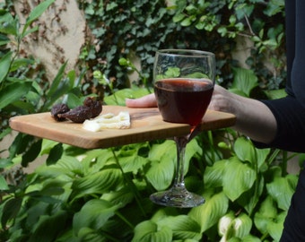 Party plate holds your wineglass to free up your hand