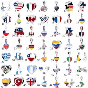 Puede incluir: Una colección de colgantes de abalorios plateados, cada uno con un diseño que representa la bandera o el símbolo de un país. Los abalorios tienen forma de corazón, de cruz o de contorno de país. Los colgantes son para pulseras o collares.