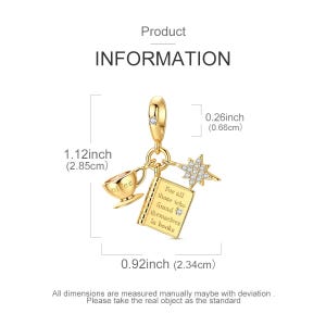 以下が含まれることがあります： 黒い持ち手と「But First, Coffee」の文字が黒い手書き風フォントで書かれた白いセラミックマグ。マグカップは白い表面に置かれています。