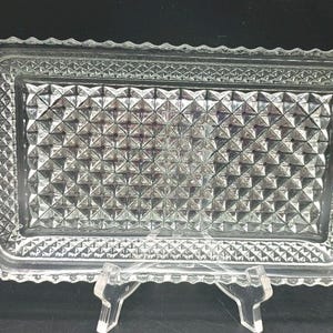 Rektangulär relishbricka i pressat glas från 1960-talet ~ Mått 9,5 x 5