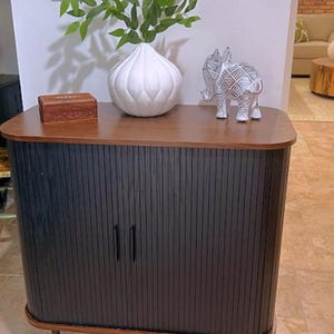 以下が含まれることがあります： 斑点のあるマット仕上げのセラミックマグカップ3個セット。マグカップはクリーム色、ライトグレー、ダークグレーの色合いです。各マグカップはシンプルでミニマリストなデザインで、コーヒーや紅茶に最適です。