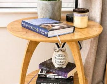 Ronde houten bijzettafel met plank, kleine moderne standaard uit het midden van de eeuw voor woonkamer slaapkamer