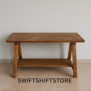 Puede incluir: Mesa de centro rectangular de madera con una balda inferior. La mesa es de madera de tono medio y tiene un diseño sencillo y moderno. El texto "SWIFTSHIFTSTORE" está impreso en la parte inferior.