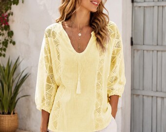 Una blusa de algodón de corte holgado aporta ligereza y feminidad.
