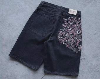 Pantalones cortos Sakura para hombre en denim con estampado floral y un diseño urbano moderno para el verano.