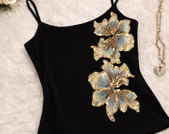 Camiseta sin mangas para mujer con estampado floral brillante y tirantes finos.