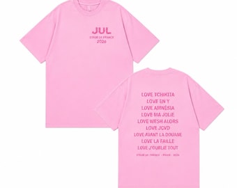 La camiseta del Stade de France de julio de 2026 muestra la lista de canciones de la gira.