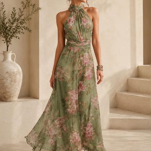 Peut inclure: Une robe longue sans manches dans une teinte vert sauge doux, dotée d'un col haut et d'un corsage froncé. Le tissu est orné d'un imprimé floral délicat de style aquarelle dans des tons rose poudré et crème, avec une taille bien marquée.