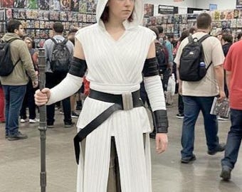 女の子のレイコスチューム：スターウォーズ風のレザーアクセサリー付き