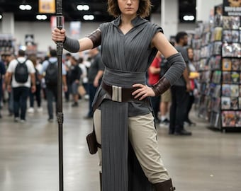 女の子のレイコスチューム：スターウォーズ風のレザーアクセサリー付き