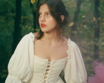 Abito da sposa rinascimentale con corsetto, avorio chiaro, allacciatura frontale.