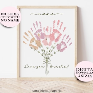 Op de afbeelding: Ingelijste print met een handafdrukboeket in roze en bruine tinten, met het woord "nana" erboven en "Love you bunches!" eronder. Bevat de tekst "INCLUDES COPY WITH NO NAME" en "DIGITAL DOWNLOAD 3 SIZES".